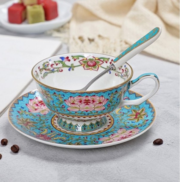 Porslin teservis med blommotiv 3 st 4