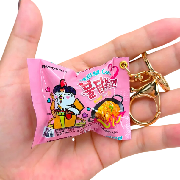Portachiavi rosa con imitazione di noodles istantanei Pendente in metallo per chiavi Accessorio moda originale per zaino 1