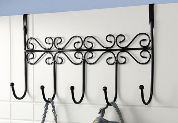 Porte-manteau en métal avec ornement noir