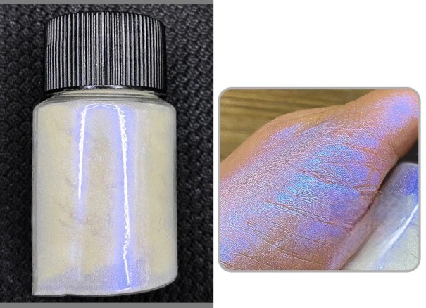 Poudre perlée chromée pour ongles pour un effet brillant et une manucure créative et nail art bleu