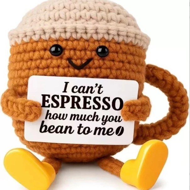 Poupée décorative en crochet en forme de tasse avec café 9 x 9 cm Figurine textile tricotée à la main avec l'inscription Décoration intérieure mignonne 1