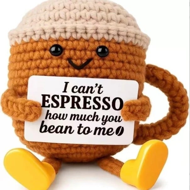 Poupée décorative en crochet en forme de tasse avec café 9 x 9 cm Figurine textile tricotée à la main avec l'inscription Décoration intérieure 1