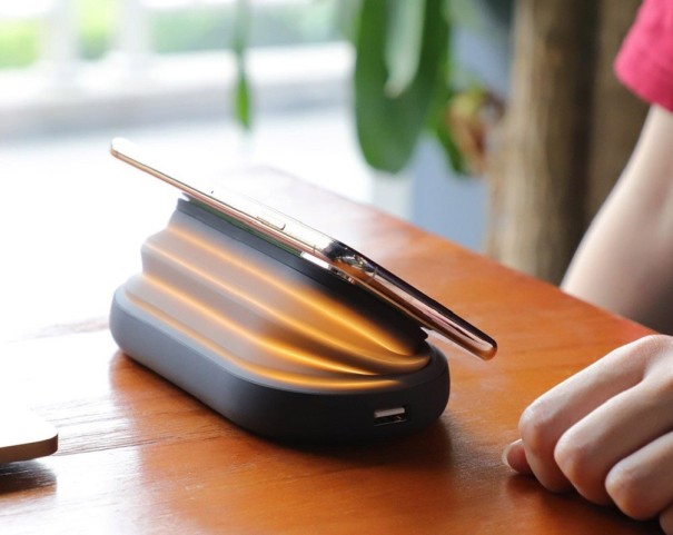 Powerbank sem fios 5000 mAh com luz de presença para telemóveis Carregamento sem fios até 5 W Saída USB Entrada USB-C Forma oval ABS e silicone preto