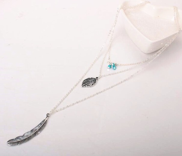 Pozlacený náhrdelník s pírkem J3402 stříbrná