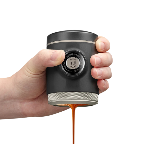 Přenosný kávovar na espresso s tlakem až 18 bar objemem vody 80 ml a dávkou 18 g mleté kávy černý s cestovním pouzdrem 106 x 78 x 71 mm 1