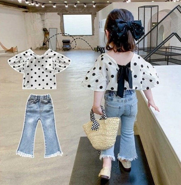 Prickiga flickblus och jeans