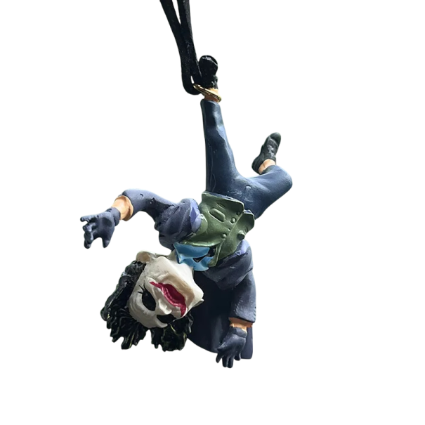 Přívěsek do auta Joker na lanu z hovězí kůže Stylová závěsná dekorace na zpětné zrcátko Originální doplněk interiéru vozu pro milovníky komiksů 1