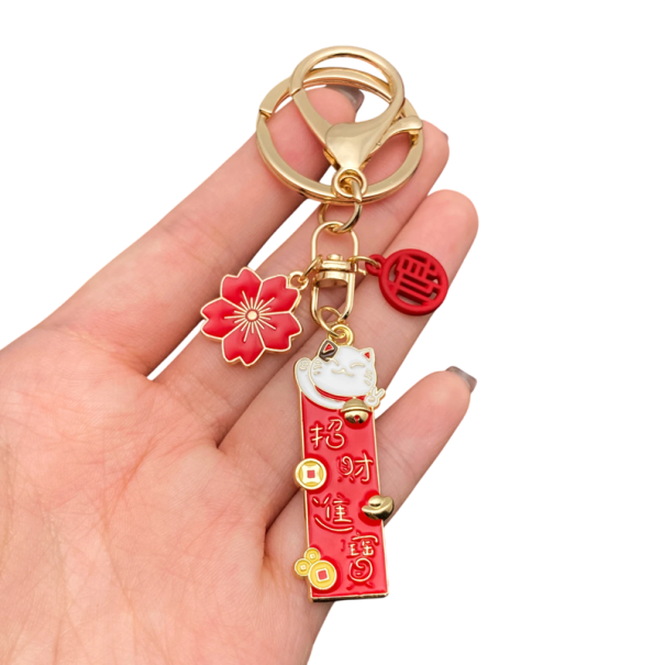 Přívěsek na klíče 3 x 9 cm Kov Kočka štěstí s květem a znakem Maneki Neko Talisman pro štěstí na klíče kabelku batoh 1