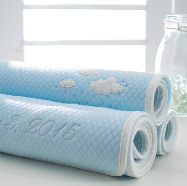 Protector de colchón infantil con nubes azul S