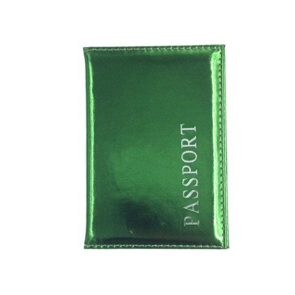 PU-nahasta valmistettu passikuori Kiiltävä metallipinta Nimi Passport etupuolella Tikatut reunat Koko 14 x 9,6 cm vihreä