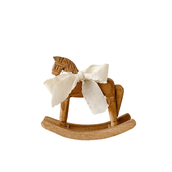 Puinen hevoskeinu kankaisella solmulla 19 × 15 cm luonnonpuuta beige sisustuselementti hyllylle tai lastenhuoneeseen 1