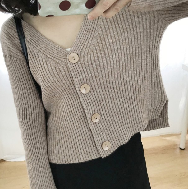 Pull court pour femmes avec boutons G228 kaki