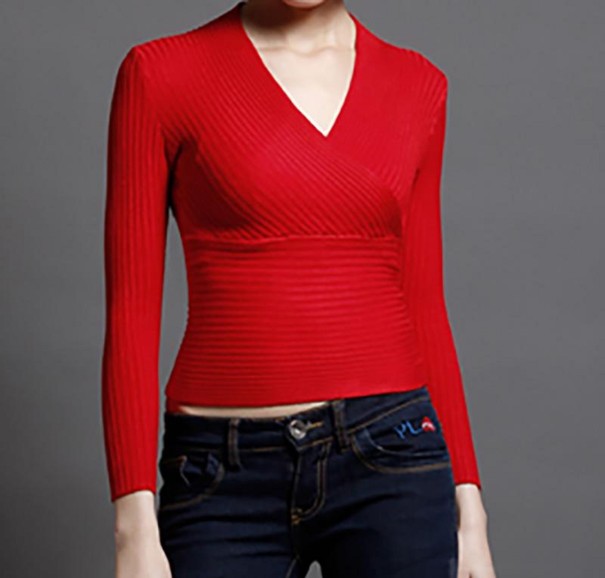 Pull féminin à décolleté rouge