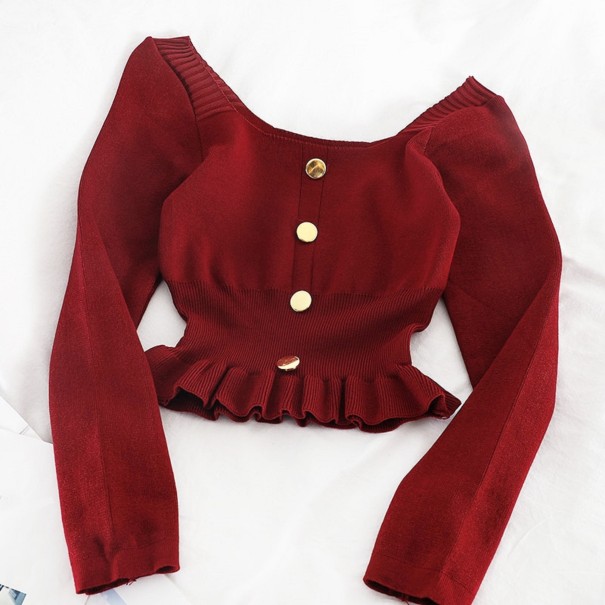 Pull féminin avec boutons et volants grenat