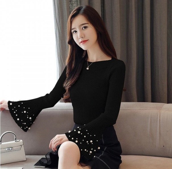 Pull femme avec des manches évasées et des perles noir