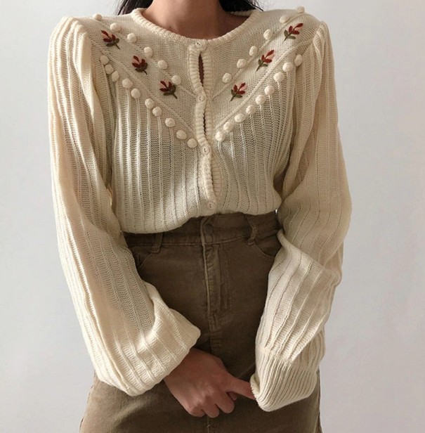 Pull femme avec pompons 1