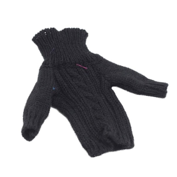 Pulover tricotat pentru o păpușă negru