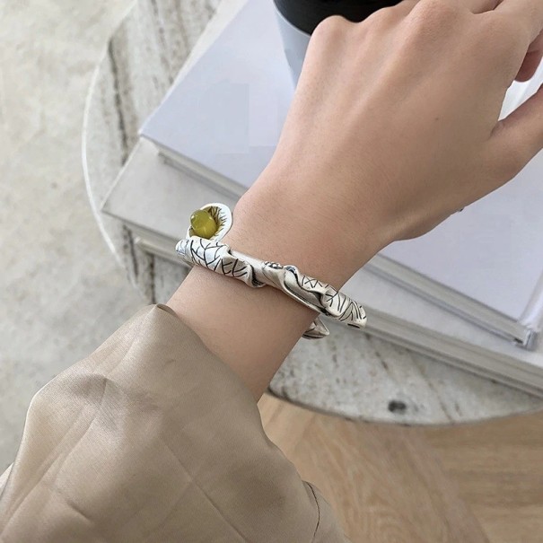 Pulseira aberta feminina com flor 1