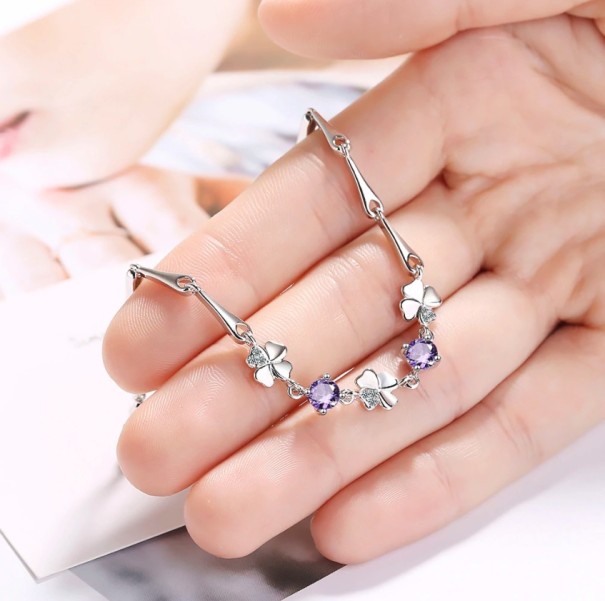 Pulseira feminina com trevos e pedras roxo