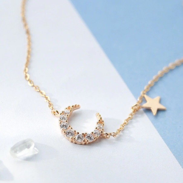 Pulseira feminina delicada com a lua dourado