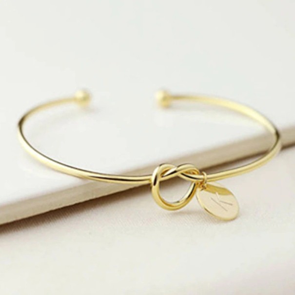 Pulsera abierta de mujer con letra dorado T