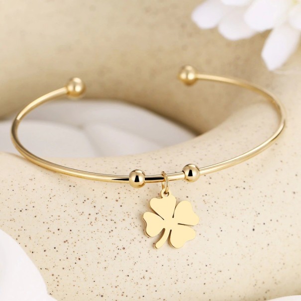 Pulsera de mujer abierta con trébol de cuatro hojas dorado