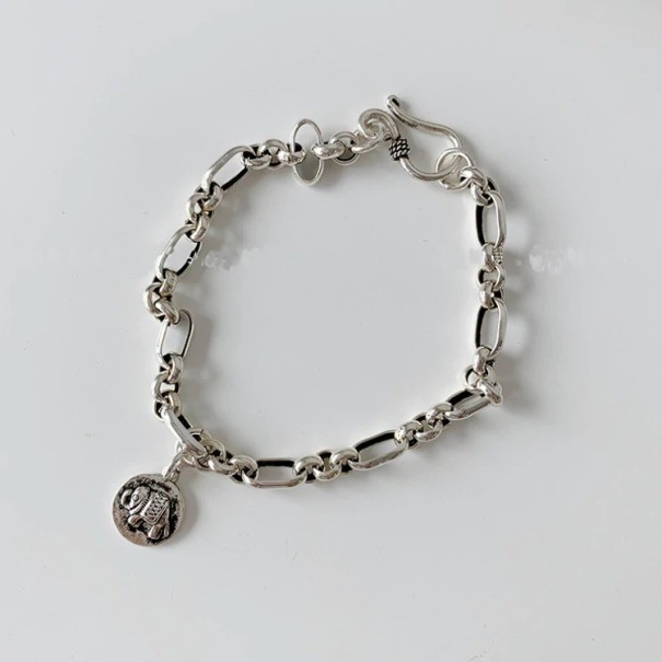 Pulsera de mujer con colgantes 1