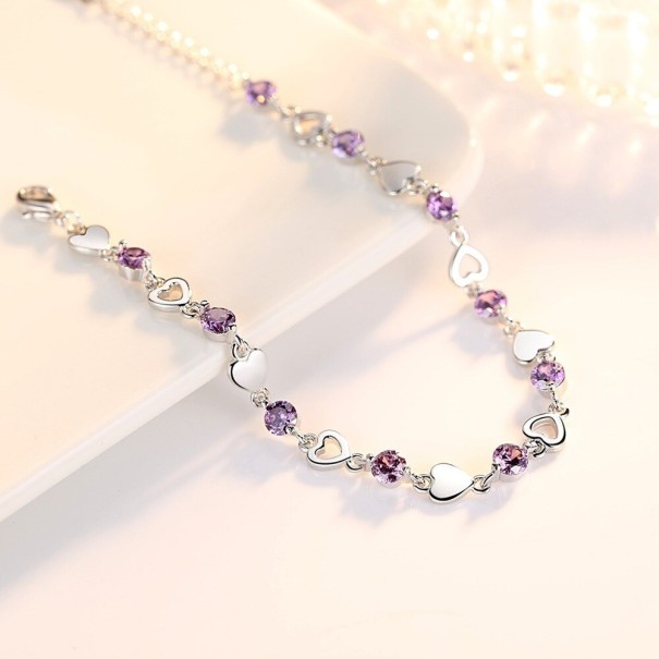 Pulsera de mujer con corazones y piedras. morado