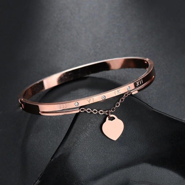Pulsera de mujer con números romanos y corazones. rosa viejo