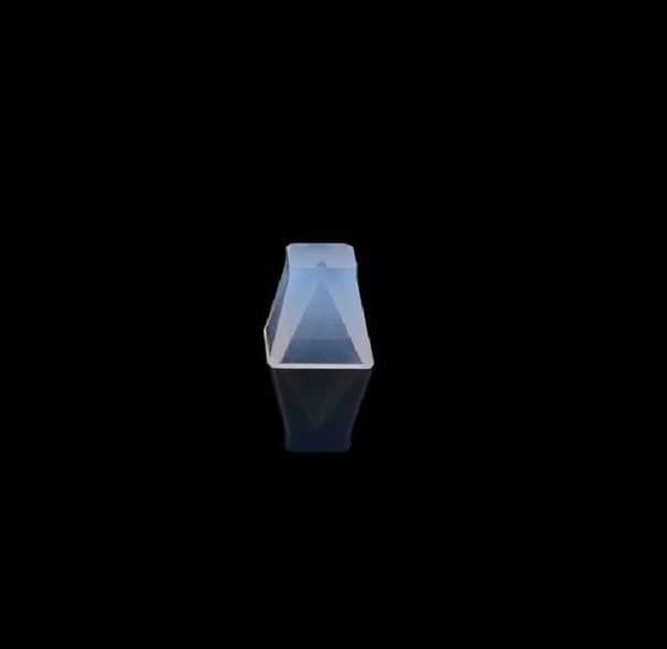 Pyramidin muotoinen silikonimuotti M