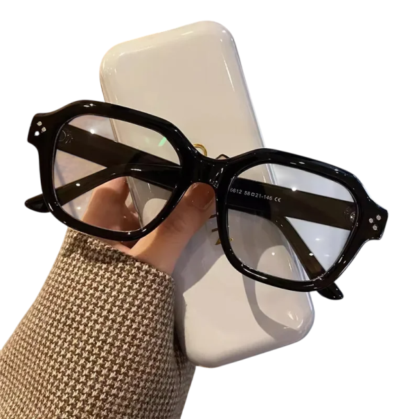 Quadratische Kunststoffbrille gegen blaues Licht. Augenschutz bei der Arbeit am Computer. Lesen. Displays. Stilvolles Unisex-Design. schwarz