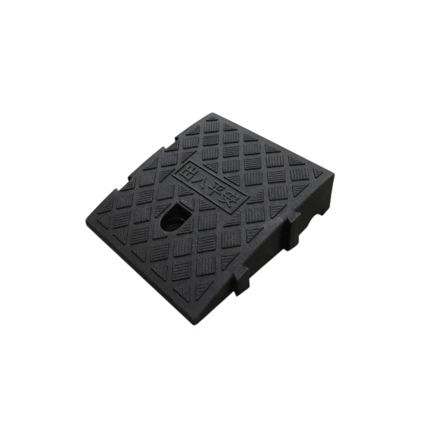 Rampă de acces PVC 27×25×7 cm cu suprafață antiderapantă pentru praguri înalte și căi de acces pentru mașini și cărucioare negru