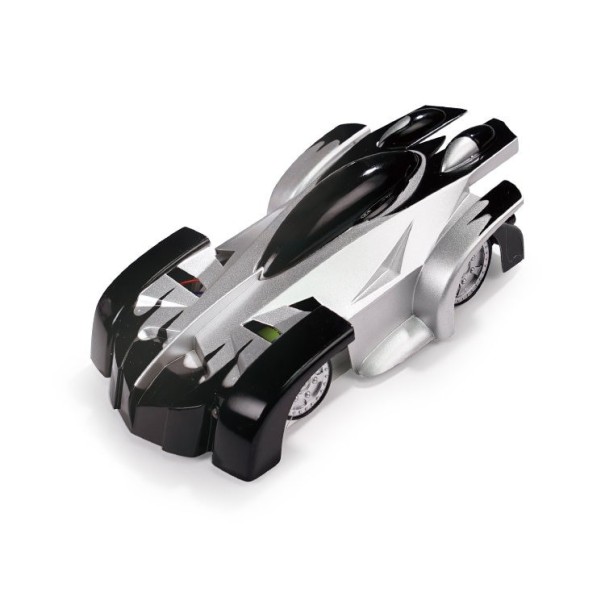 RC-auto ajaa seinällä musta