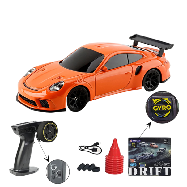 RC driftovací auto 1:43 oranžové 2.4G pohon všech kol 3,7 V 200mAh 20 m dosah 30 min jízdy nabíjení USB-C proporcionální ovládání kužely 1