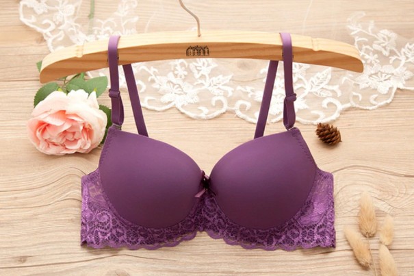 Reggiseno da donna decorato con pizzo viola 80A