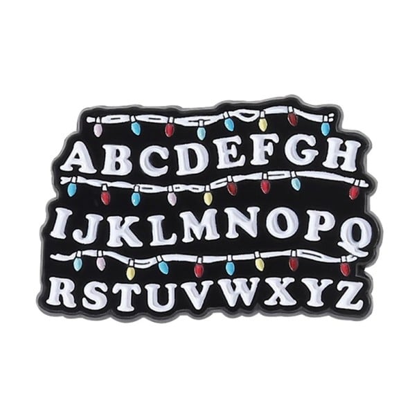Rintakoru Stranger Things abeceda valosarjalla noin 2 x 3 cm mustavalkoinen merkki vaatekoriste reppulahja 1