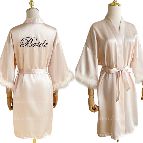 Robe de mariée pour femme avec bords en peluche aux manches Inscription Bride Ceinture à nouer autour de la taille Robe légère en polyester et soie artificielle vieux rose