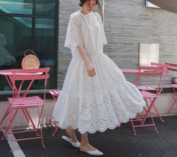 Robe en dentelle ample 1