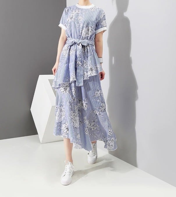 Robe midi d'été pour femmes avec jupe asymétrique à deux couches Rayures bleu et blanc avec imprimé floral Ceinture à nouer Manches courtes Bordures 1