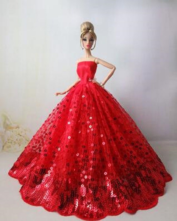 Robe rouge pour poupée 1