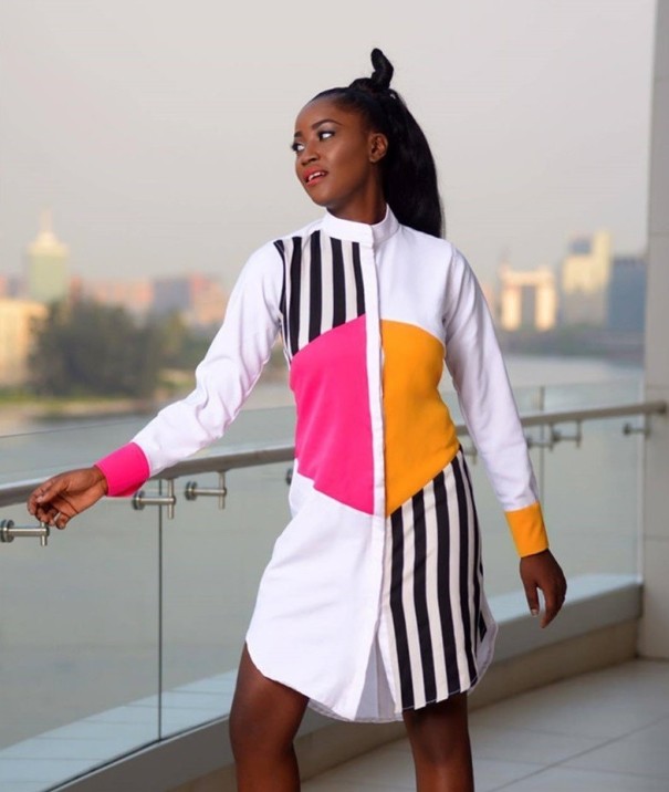 Robes chemises pour femmes au-dessus du genou blanc M