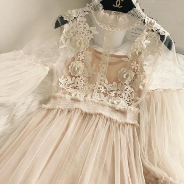 Robes en tulle avec dentelle couleur chair