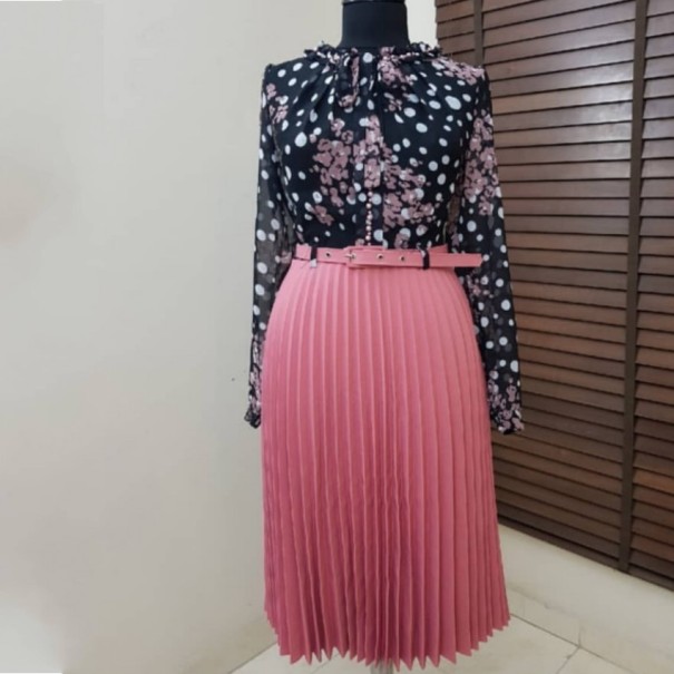 Rochie cu o fustă plisată roz L