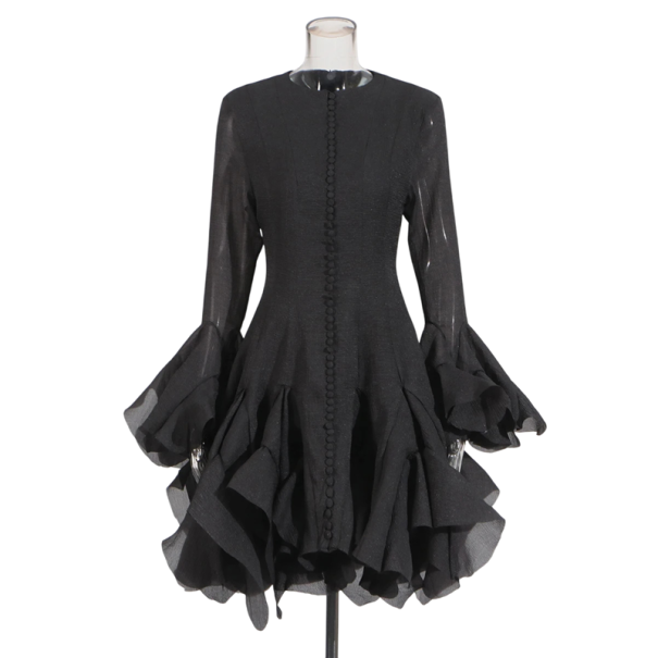 Rochie de cocktail cu o fusta bogata in mai multe straturi Maneci cu volane Croiala eleganta Maneci lungi Inchidere cu nasturi Model social de lux negru S