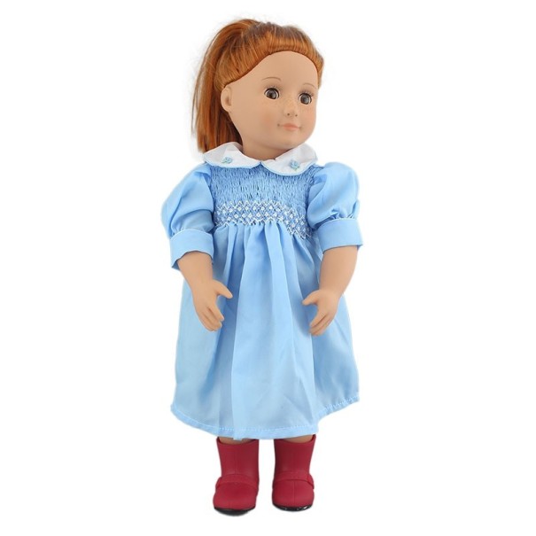 Rochie lejeră pentru o păpușă albastru deschis