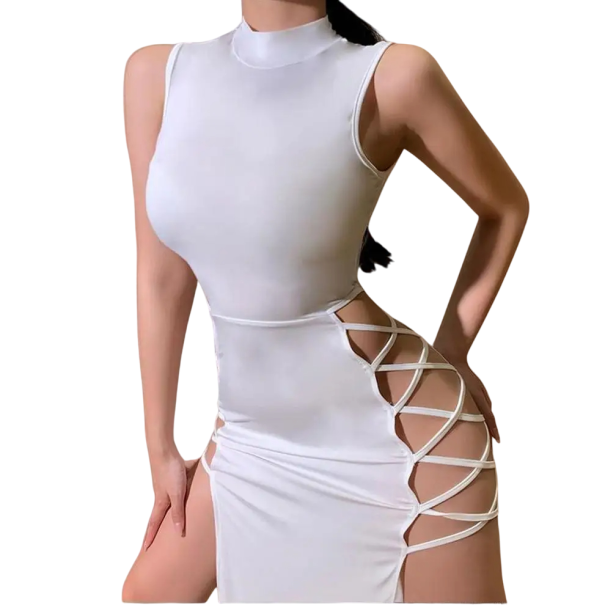 Rochie lunga, expresiva, din material elastic. Rochie mulata cu guler ridicat. Fără mâneci. Șoldurile expuse. Șiretură în cruce pe laterale. alb L