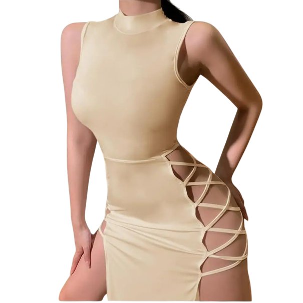 Rochie lunga, expresiva, din material elastic. Rochie mulata cu guler ridicat. Fără mâneci. Șoldurile expuse. Șiretură în cruce pe laterale. bej M