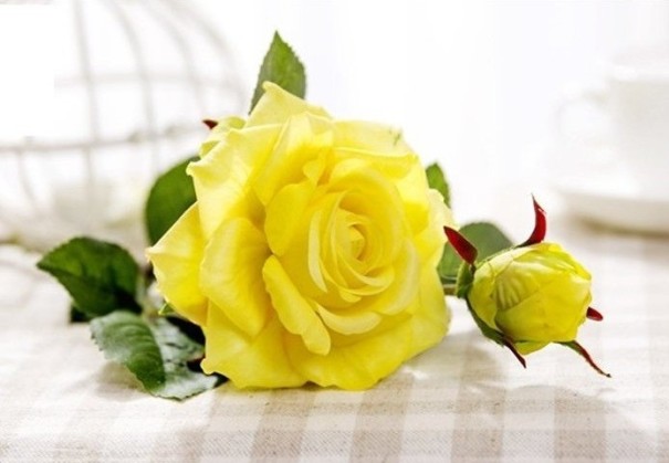 Roses artificiali decorative giallo