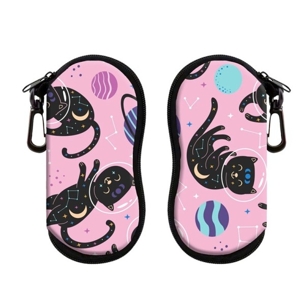 Różowe etui na okulary 17,9 x 8,5 cm z motywem czarnego kota w kosmosie Zapięcie na suwak Karabińczyk umożliwiający łatwe mocowanie 1