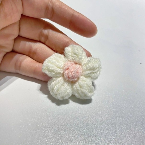 Ručně pletené květiny dekorativní aplikace 4 cm 10 ks polyester háčkované ozdoby pro tvoření scrapbook a textilní dekorace růžová
